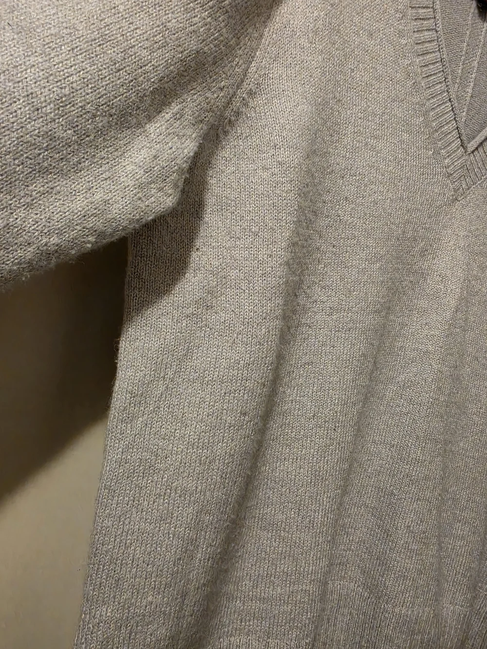 Banana Republic Light Gray V-Neck Sweater XL